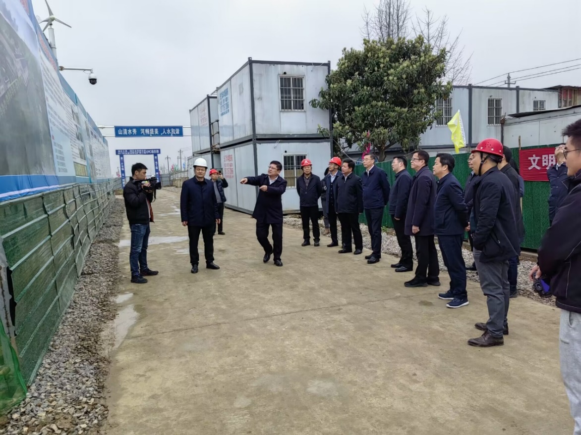 副省長吳海濤一行調研天門市張家湖泵站擴建工程現(xiàn)場.jpg